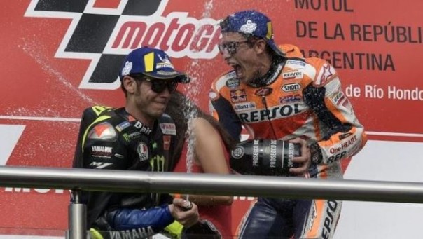 Rossi dan Marquez merayakan kemenangan saat MotoGP Argentina. Foto: int