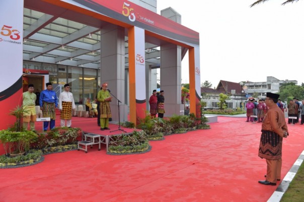 Sekdaprov Riau Ahmad Hijazi menjadi Pembina saat penyelenggaraan upacara sempena Hari Ulang Tahun Bank Riau Kepri ke 53 (Foto: Istimewa)