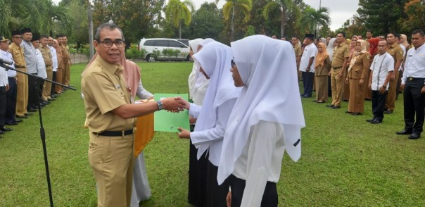 Bupati Kuansing H. Mursini, menyerahkan SK CPNS Kuansing, kepada perwakilan CPNS/zar