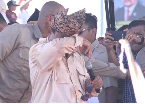 Prabowo Subianto menangis usai mendapat sumbangan dari masyarakat