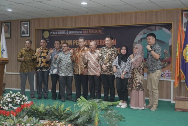 Rektor UMRI berfoto bersama mitra perusahaan yang mendukung Acara Pekan Budaya dan Wirausaha Riau Bertanjak
