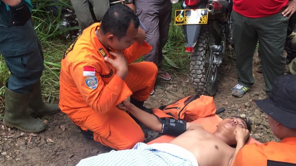 Salah seorang siswa mengalami dehidrasi mendapatkan perawatan medis dari Tim SAR Gabungan. Foto. Humas Basarnas Pekanbaru