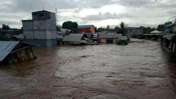 Permukiman warga tampak terendam setelah diterjang banjir bandang di Kabupaten Dompu, NTB. Foto: int 