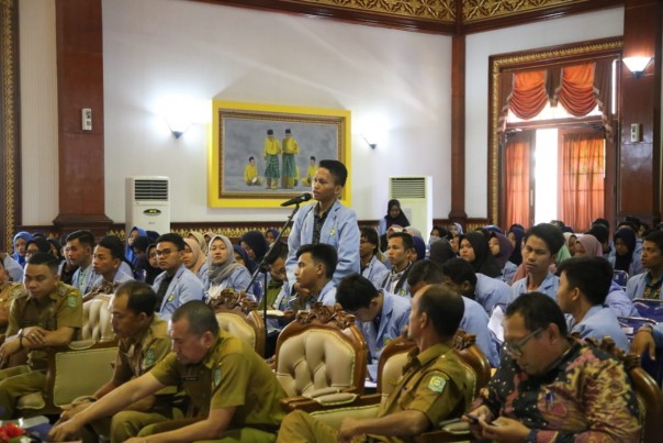 Ratusan mahasiswa Ilmu Pemerintahan Fakultas Ilmu Sosial Politik Universitas Riau melakukan kunjungan Pratikum di Siak/lin