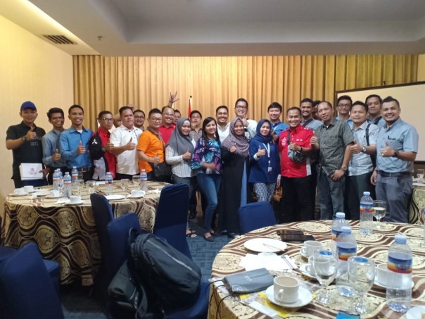 Foto bersama panitia dan sponsor peringati HUT ABG Gowes Pekanbaru
