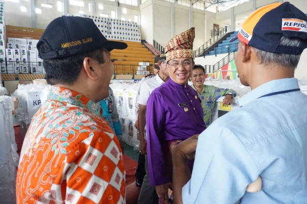 Bupati Indragiri Hilir (Inhil) HM Wardan, meninjau gudang logistik Komisi Pemilihan Umum (KPU) di Venue Futsal, Tembilahan/ADV