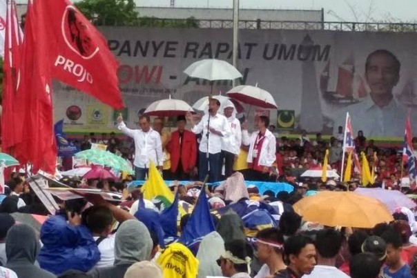 Petahana Jokowi saat kampanye di Makassar