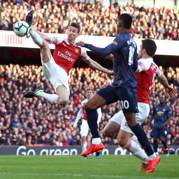 Pemain Arsenal atau Meriam London berebut bola (foto/int)