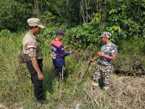 Tagana Kabupaten Pelalawan bersama PT RAPP menanam pohon gaharu di Desa Kuala Panduk /ardi