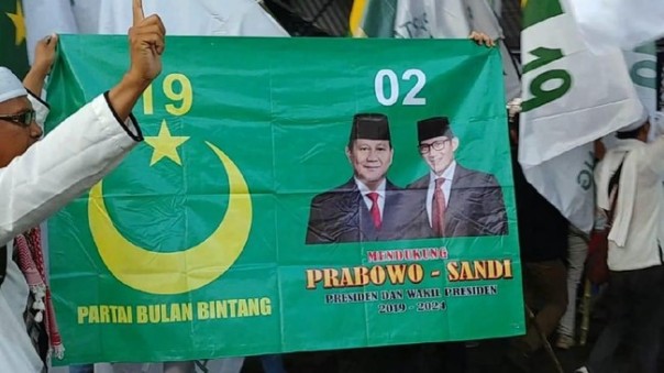 Foto bendera PBB yang tertempel foto Prabowo-Sandi (foto: detik.com)