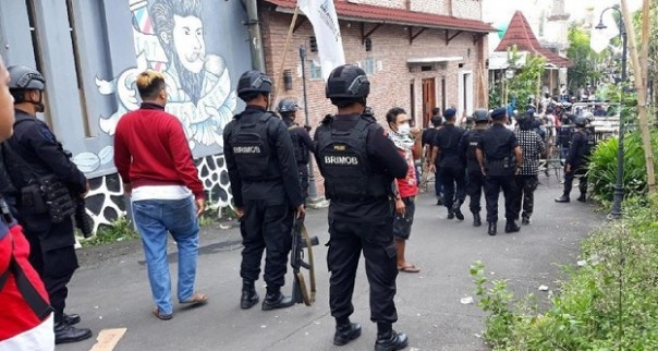 Petugas Kepolisian berjaga-jaga di markas FPI Yogyakarta yang juga posko pemenangan Prabowo Sandi, setelah diserbu ratusan massa. Foto: int 