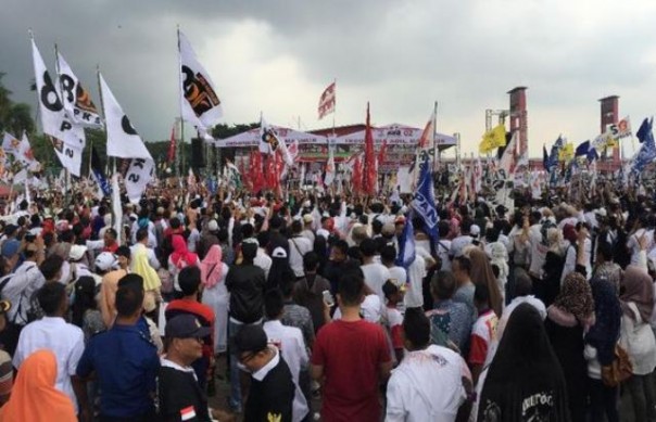 Massa pendukungan Prabowo-Sandi di Palembang, Sumsel. Foto: int 