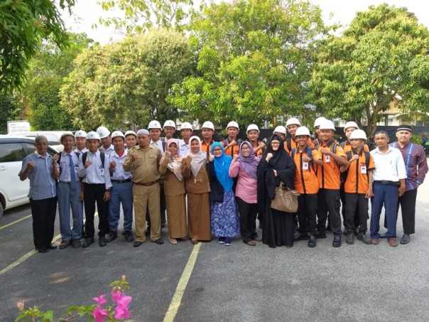 foto bersama Manajemen PT RAPP, Perwakilan Dinas Pendidikan Provinsi Riau dengan Kepala  SMK N 1 Pangkalan Kerinci dan SMK Muhammadiyah./IST