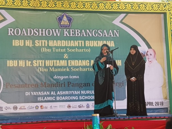 Mbak Tutut di Yayasan Al-Ashriyyah Nurul Iman Islamic Boarding School, Parung, Bogor
