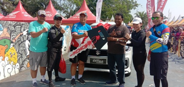 Penyerahan satu unit All New Ertiga Sport kepada pembeli pertama mobil LMPV akhir pekan lalu