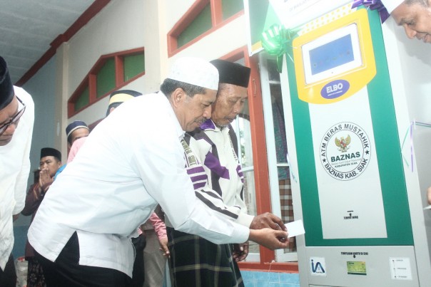 Bupati Siak H Alfedri bersama Ketua Baznas Siak me-launching ATM Beras/lin