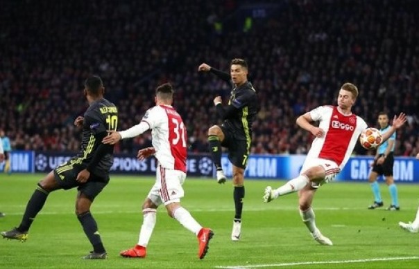 Cristiano Ronaldo mencetak satu gol dikandang Ajax Amsterdam