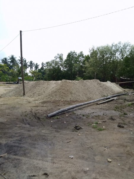 Tumpukan pasir laut  yang diduga ditambang secara ilegal di wilayah Pulau Rupat Bengkalis/hari