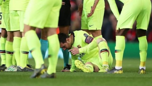 Darah mengucur dari hidung Messi setelah terlibat benturan keras dengan  bek kiri MU Chris Smalling. Foto: int 