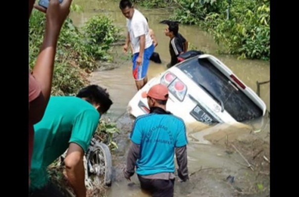 Mobil terjungkal masuk Sungai di di Jalan Desa Lubuk Mas, Rabu (10/4/2019) kemarin/ardi
