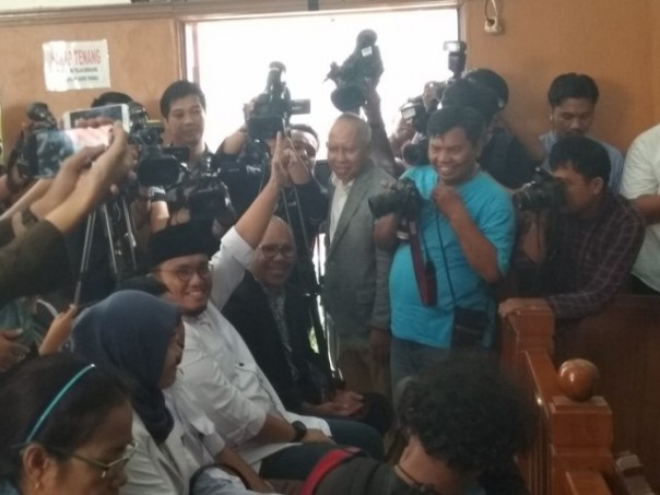 Dahnil Anzar pose dua jari, beberapa saat sebelum memberi kesaksian dalam kasus dugaan hoaks yang menjerat Ratna Sarumpaet. Foto: int 