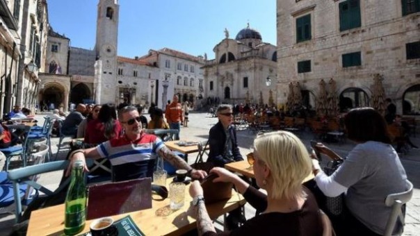 Turis sedang bersantai di salah satu sudut Dubrovnik di Kroasia. Kota ini semakin dikenal setelah dijadikan tempat syuting serial Games of Thrones. Foto: int 