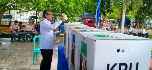 Bupati Kuansing saat memasukan surat suara yang telah siap dicoblos pada simulasi/zar