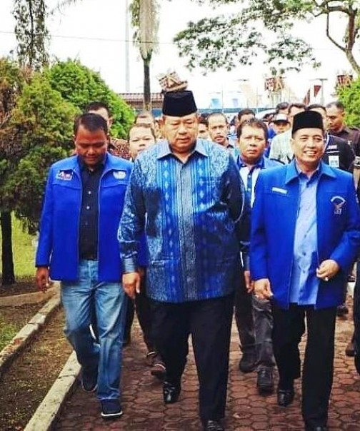 Ketua Partai Demokrat Asri Auzar menyambut kedatangan ketua umum Partai Demokrat Susilo Bambang Yudhoyono saat berkunjung ke Pekanbaru Riau