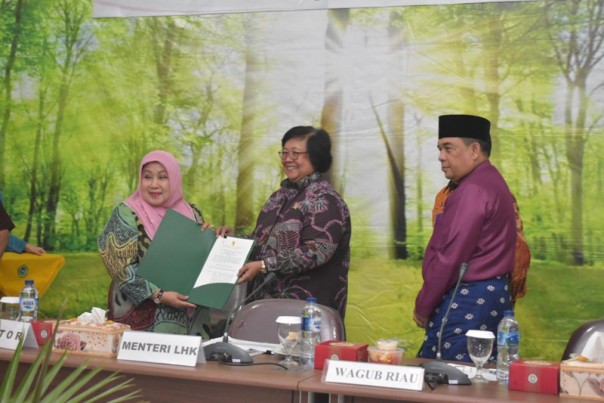 Menteri LHK Siti Nurbaya menyerahkan SK KHDTK Hutan Pendidikan  kepada Rektor Unilak/IST