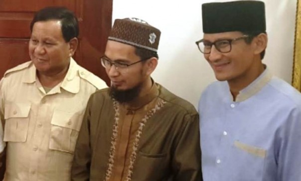 Ustaz Adi Hidayat saat berfoto dengan Prabowo dan Sandiaga Uno