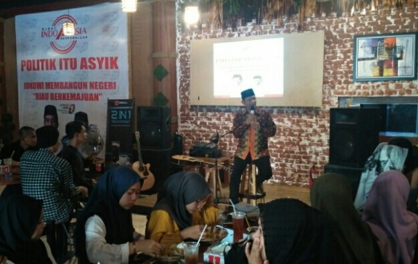 Ahmi Septari, Ketua DPW Perindo Riau dalam acara bincang politik asyik (foto/riki)
