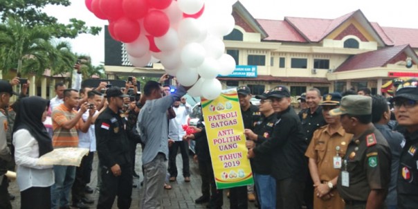 Panwaslu bersama TNI, TNI dan Satpol PP menggelar apel pengawasan serta Patroli Satgas Anti Politik Uang pada Pemilu tahun 2019/hari 