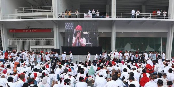 Masa pendukung Jokowi saat hadir di kampanye akbar