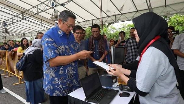 SBY menyalurkan hak pilihnya di Singapura dengan didampingi Rocky Gerung. Foto: int 