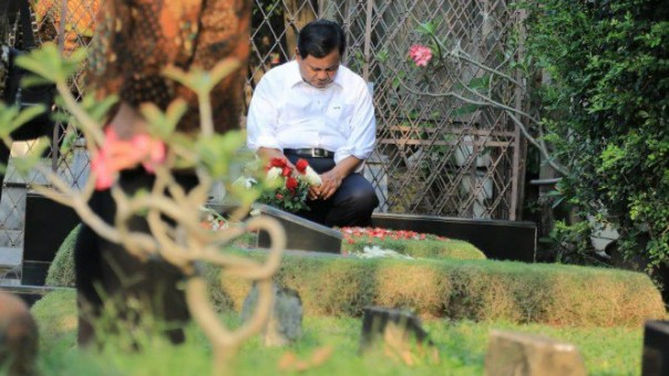 Prabowo Subianto berziarah ke makam sang ayah Soemitrao Djojohadikusumo. Foto: int 