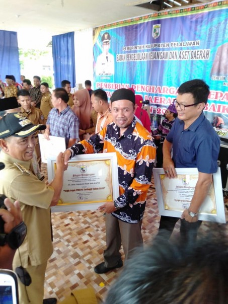 Puluhan wajib pajak di Kabupaten Pelalawan menerima penghargaan dari Pemerintah Daerah Kabupaten Pelalawan. /ardi