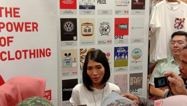 Putri Ening Widatsih selaku PR Uniqlo Indonesia saat diwawancarai media di Pekanbaru