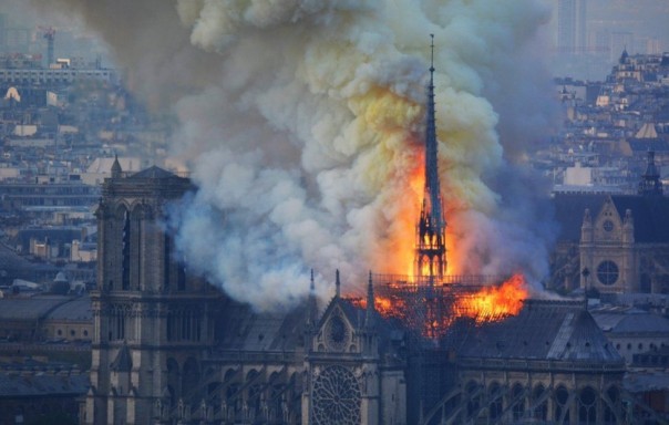 Kebakaran Hebat Landa Katedral Notre Dam