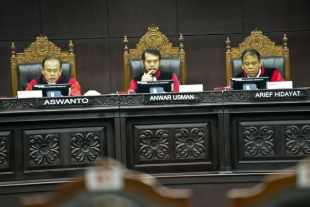 Hakim Ketua Konstitusi Anwar Usman (tengah) memimpin sidang putusan gugatan quick count atau hitung cepat pada Pemilu serentak 2019. Foto: int 