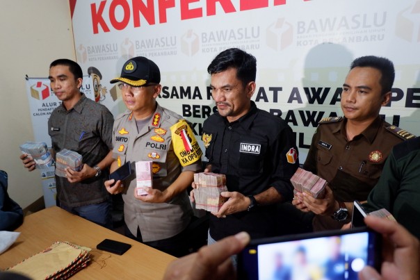 Kapolresta Pekanbaru Kombes Pol Susanto didampingi Ketua Bawaslu Kota Pekanbaru saat press release OTT Caleg Money Politic. Foto. Amri