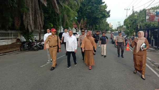 Gubernur Riau, Syamsuar saat akan melakukan pencoblosan di TPS 003