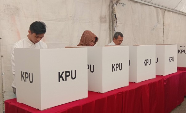 Gubernur Riau, Syamsuar saat memberikan hak suaranya di Pemilu 2019