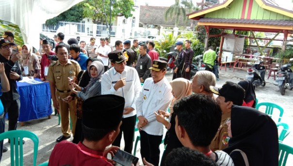 Gubernur Riau, Syamsuar bersama Wali Kota Pekanbaru saat meninjau TPS 13 