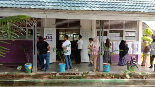 Warga mengantre di TPS 004 Kecamatan Tampan, Pekanbaru