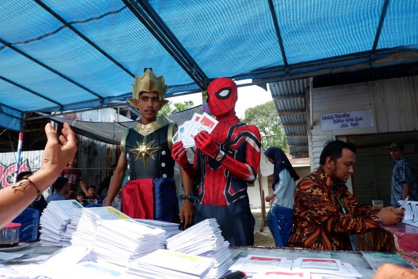 Figur Spiderman dan Tokoh Gatot Kaca hadir memberikan hak pilihnya pada Pemilu 2019 serentak di Pekanbaru. Foto (Amri)