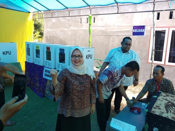 Ketua DPRD Riau Septina Primawati menyalurkan hak suaranya di TPS 17 dalam pemilu 2019