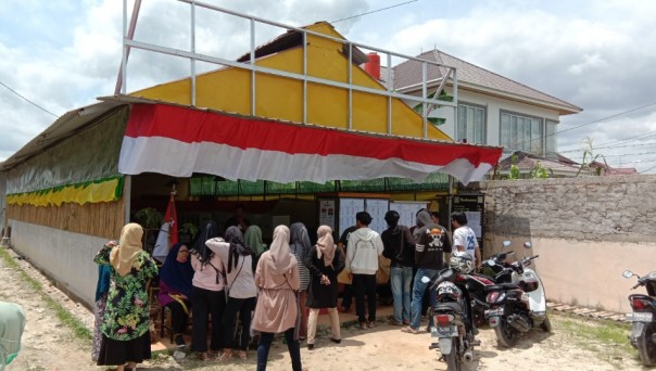 Warga yang tak bisa nyoblos di TPS 11 Kelurahan Bina Widya, Kecamatan Tampan karena surat suara habis