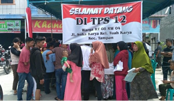 Warga membludak ingin ikut mencoblos di TPS 12 Tuah Karya (foto/riki)
