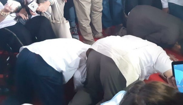 Capres 02 Prabowo Subianto sujud syukur.Foto. Internet