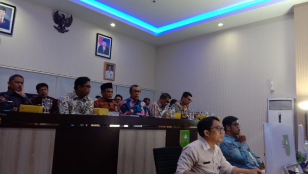 Gubernur Riau didamping pejabat dilingkungan Pemprov Riau saat melakukan video conference hasil pemilu 2019 di Riau